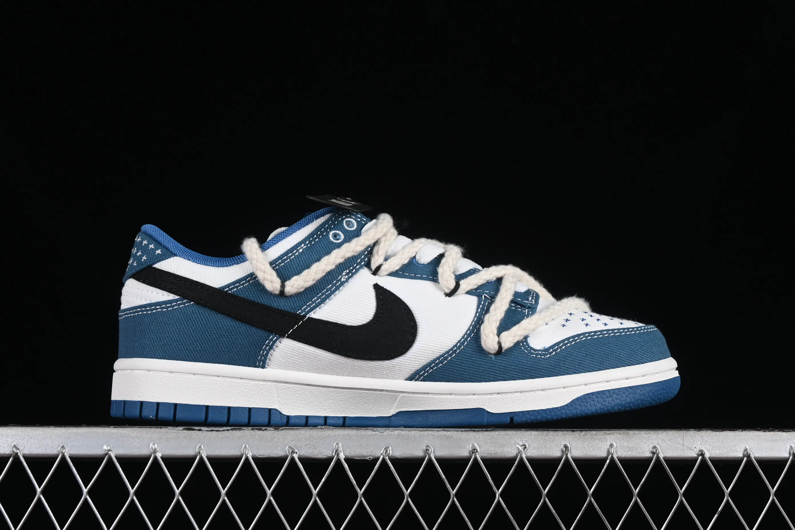 All categories Nk SB Dunk series Nk SB Dunk Low low-top sneakers Nk Dunk Low black and white blue high street style Sashiko embroidery hemp rope deconstruction SB strap low-top casual sneakers DV0834-101